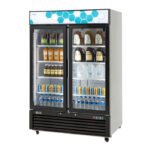 Exhibidor Refrigerado Migali C-49RM-HC de 54 2/5" con dos secciones de vidrio y dos puertas con bisagras izquierda y derecha
